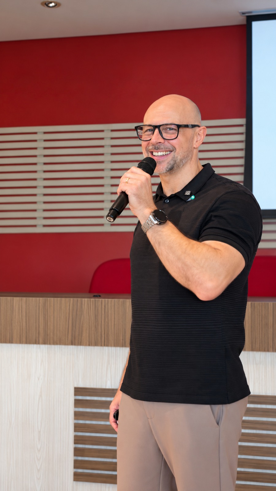 Fabiano Deliberalli sorrindo ao microfone durante uma palestra